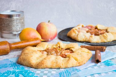 Elma, armut ve tarçın ile pasta