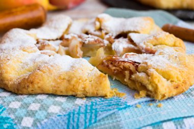 Bir mavi gözleme havlu üzerinde Elmalı Bisküvi