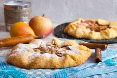 Galette'ye elma ve tarçın ile