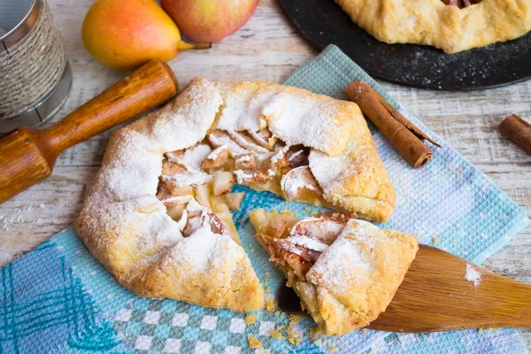 Galeta met appels, peren en kaneel op blauwe wafel handdoek — Stockfoto