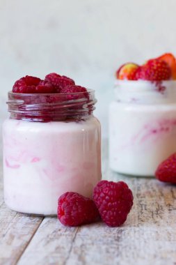 Ahududu ve çilek ile yoğurt