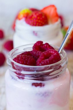 Ahududu ile ev yapımı yoğurt