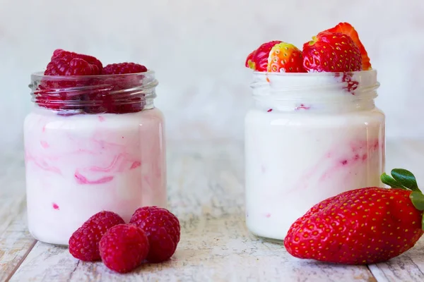 自制酸奶有覆盆子和草莓 — 图库照片