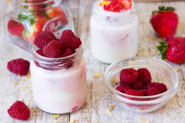 酸奶的树莓吃早饭 — 图库照片