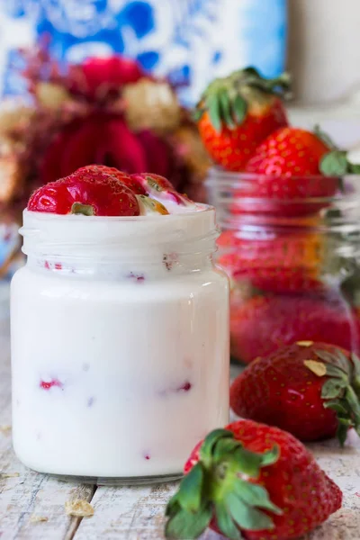 用早餐的草莓酸奶 — 图库照片