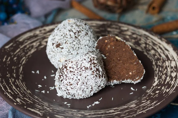 Маленький шоколадный торт с кокосовой стружкой — стоковое фото