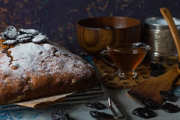 Сельский французский пирог с черносливом, медом и мускатным орехом — стоковое фото