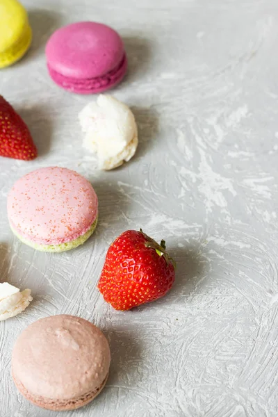 Macaroons of different tastes and strawberries, place under the text — Stock Photo, Image