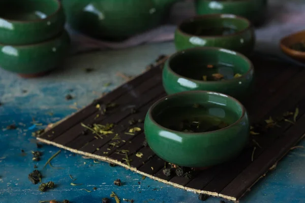 Três xícaras chinesas com chá verde — Fotografia de Stock