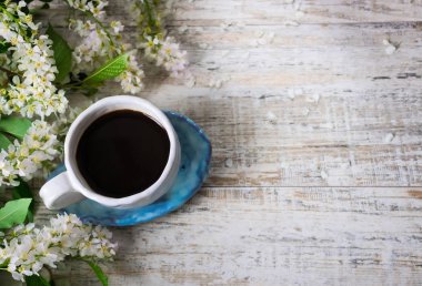 Hafif ahşap arka plan ve kuş-kiraz Şubeler farklı macaroons