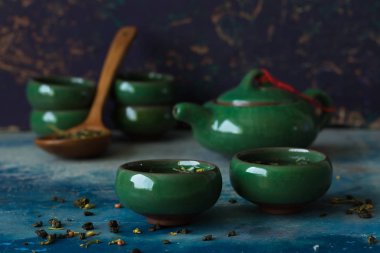 Yeşil Çince çaydanlık ve iki bardak