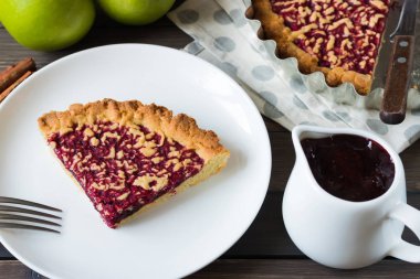 Pasta elma ve berry ile reçel koyu ahşap arka plan üzerinde