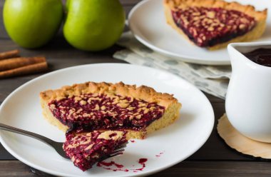 Pasta elma ve berry ile reçel koyu ahşap arka plan üzerinde