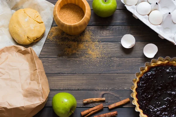 Kuchen mit Apfel- und Beerenmarmelade auf dunklem Holzgrund — Stockfoto