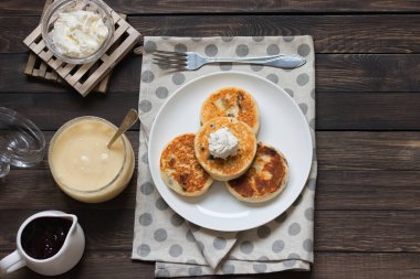 Koyu ahşap arka plan günü kahvaltıda Cheesecakes