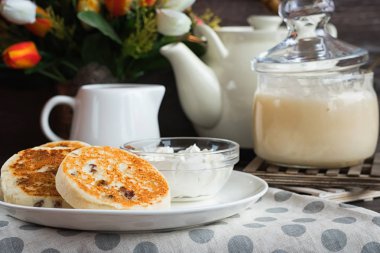 Koyu ahşap arka plan günü kahvaltıda Cheesecakes