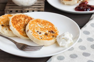 Koyu ahşap arka plan günü kahvaltıda Cheesecakes