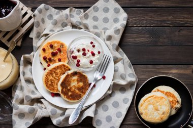 Koyu ahşap arka plan günü kahvaltıda Cheesecakes