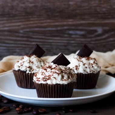 Koyu ahşap arka plan üzerinde Çikolata-kahve kek