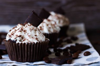 Koyu ahşap arka plan üzerinde Çikolata-kahve kek