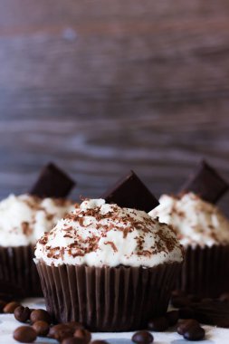 Koyu ahşap arka plan üzerinde Çikolata-kahve kek