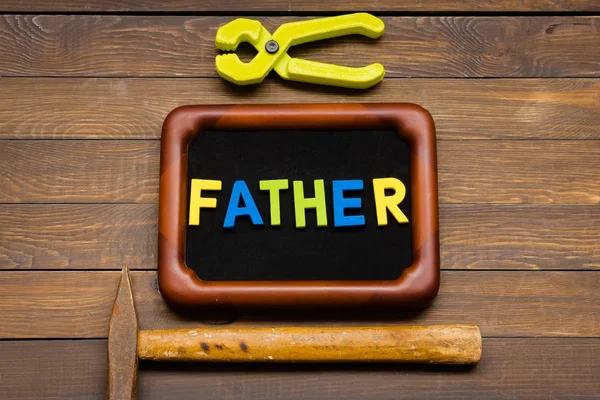 Mutlu Babalar günü yazıt oyuncaklar ve aletleri bir ahşap arka plan üzerinde. — Stok fotoğraf