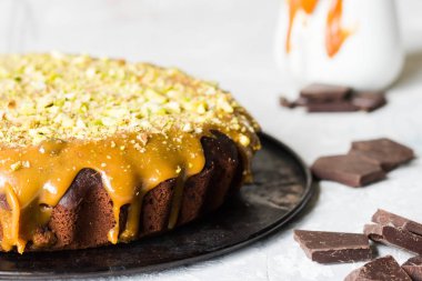 Antep fıstığı ve tuzlu karamel ile çikolatalı kek
