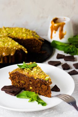 Antep fıstığı ve tuzlu karamel ile çikolatalı kek