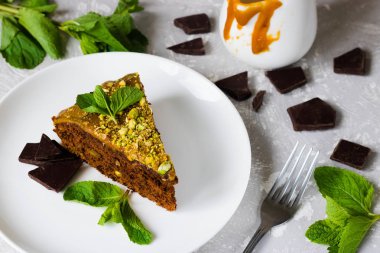 Antep fıstığı ve tuzlu karamel ile çikolatalı kek