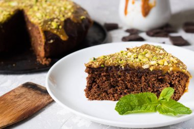 Antep fıstığı ve tuzlu karamel ile çikolatalı kek