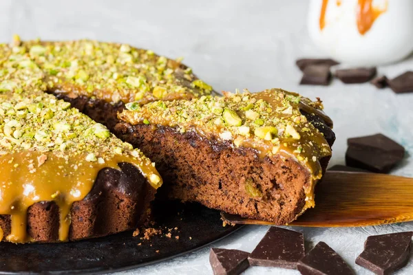 Antep fıstığı ve tuzlu karamel ile çikolatalı kek