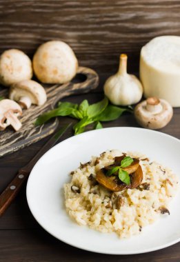 Koyu ahşap arka plan üzerinde mantarlı risotto