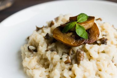 Koyu ahşap arka plan üzerinde mantarlı risotto