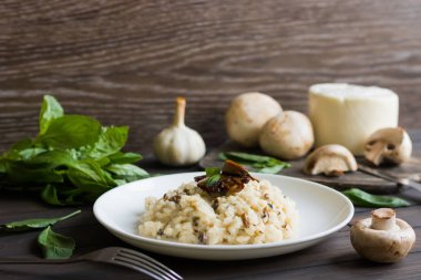 Koyu ahşap arka plan üzerinde mantarlı risotto