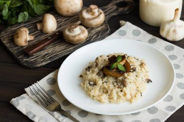Koyu ahşap arka plan üzerinde mantarlı risotto