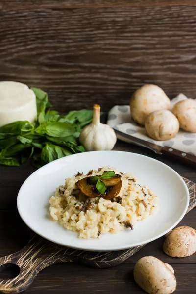 Risotto aux champignons sur fond bois foncé — Photo