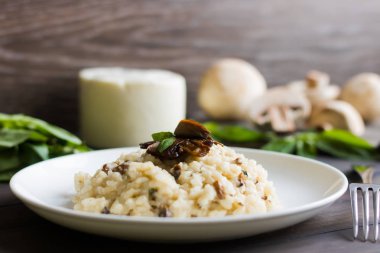 Koyu ahşap arka plan üzerinde mantarlı risotto