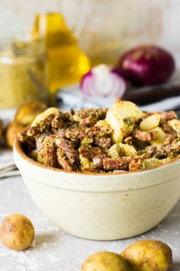 Bavyera hafif bir arka plan üzerinde füme et salatası