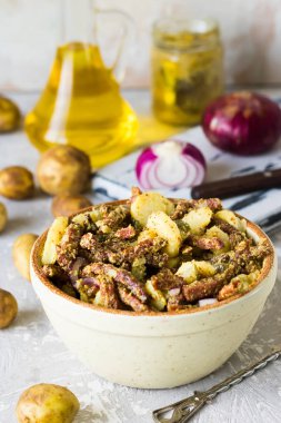 Bavyera hafif bir arka plan üzerinde füme et salatası