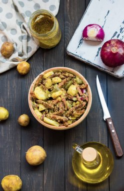 Bavyera koyu arka plan üzerinde füme et salatası