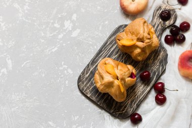 Puf böreği sepetleri meyve ile