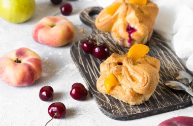 Puf böreği sepetleri meyve ile