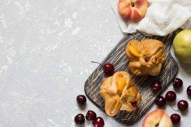 Puf böreği sepetleri meyve ile