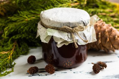 Çam kozalakları jam