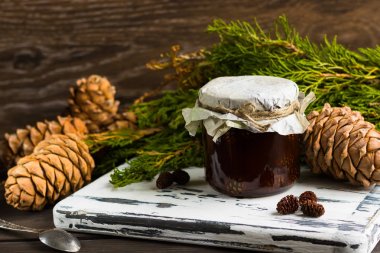 Çam kozalakları jam