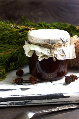 Çam kozalakları jam