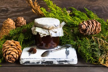 Çam kozalakları jam