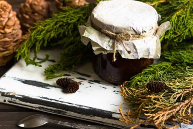 Çam kozalakları jam