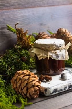 Çam kozalakları jam