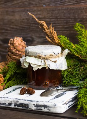 Çam kozalakları jam